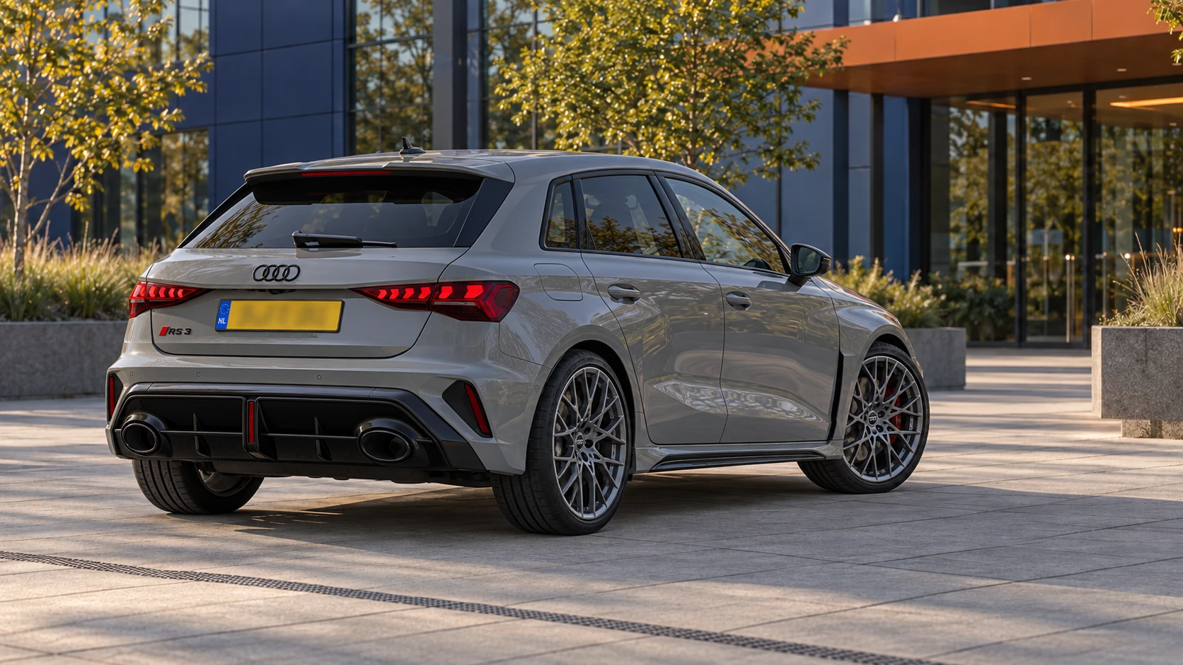 Achterzijde van een grijze Audi RS3 Sportback van de 8Y-facelift vanaf 2024 met twee grote ovale uitlaatopeningen