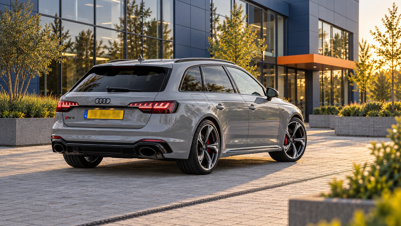 Grijze Audi RS4 Avant B9 facelift van achteren met gele Nederlandse kentekenplaat