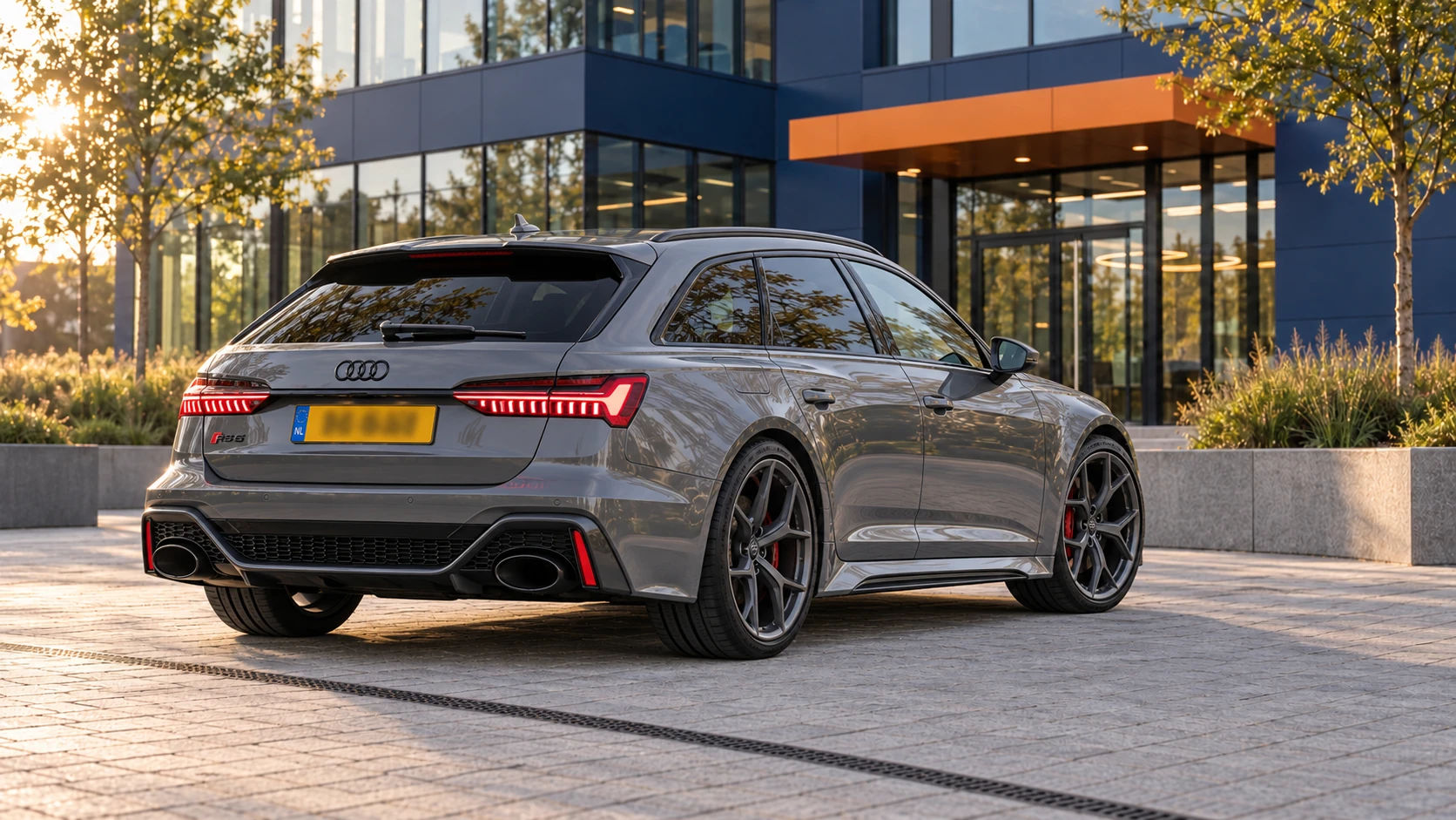 Achterzijde van een grijze Audi RS6 Avant performance C8 met grote achterklep en twee ovale uitlaatopeningen
