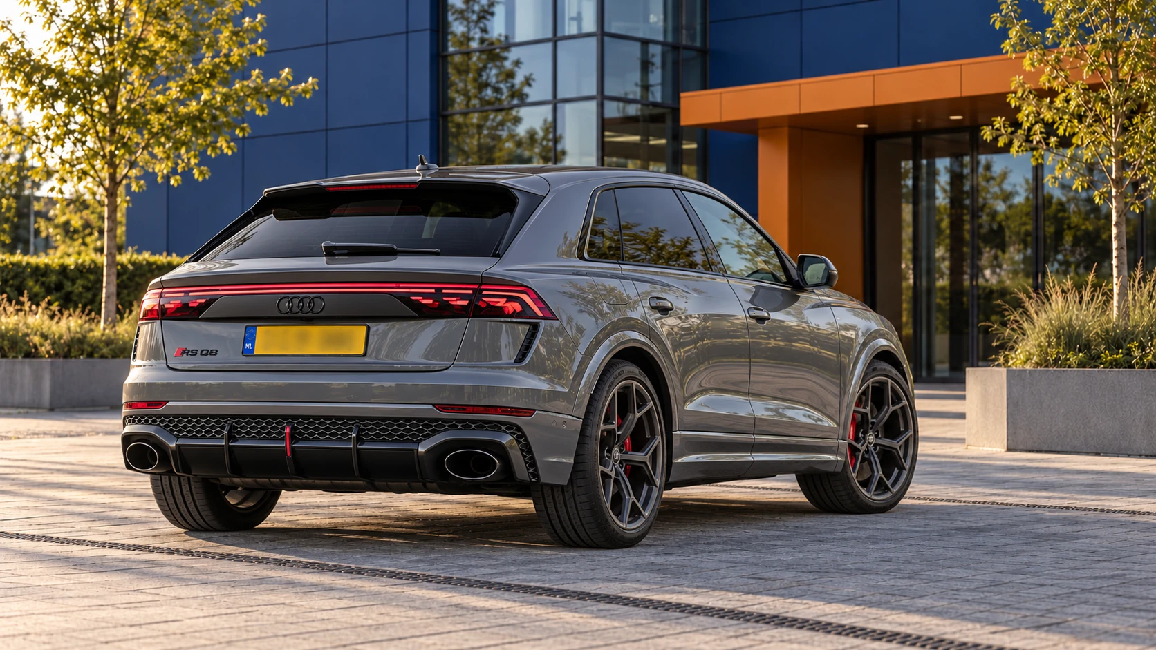 Grijze Audi RSQ8 performance na de facelift van 2024, schuin van achteren
