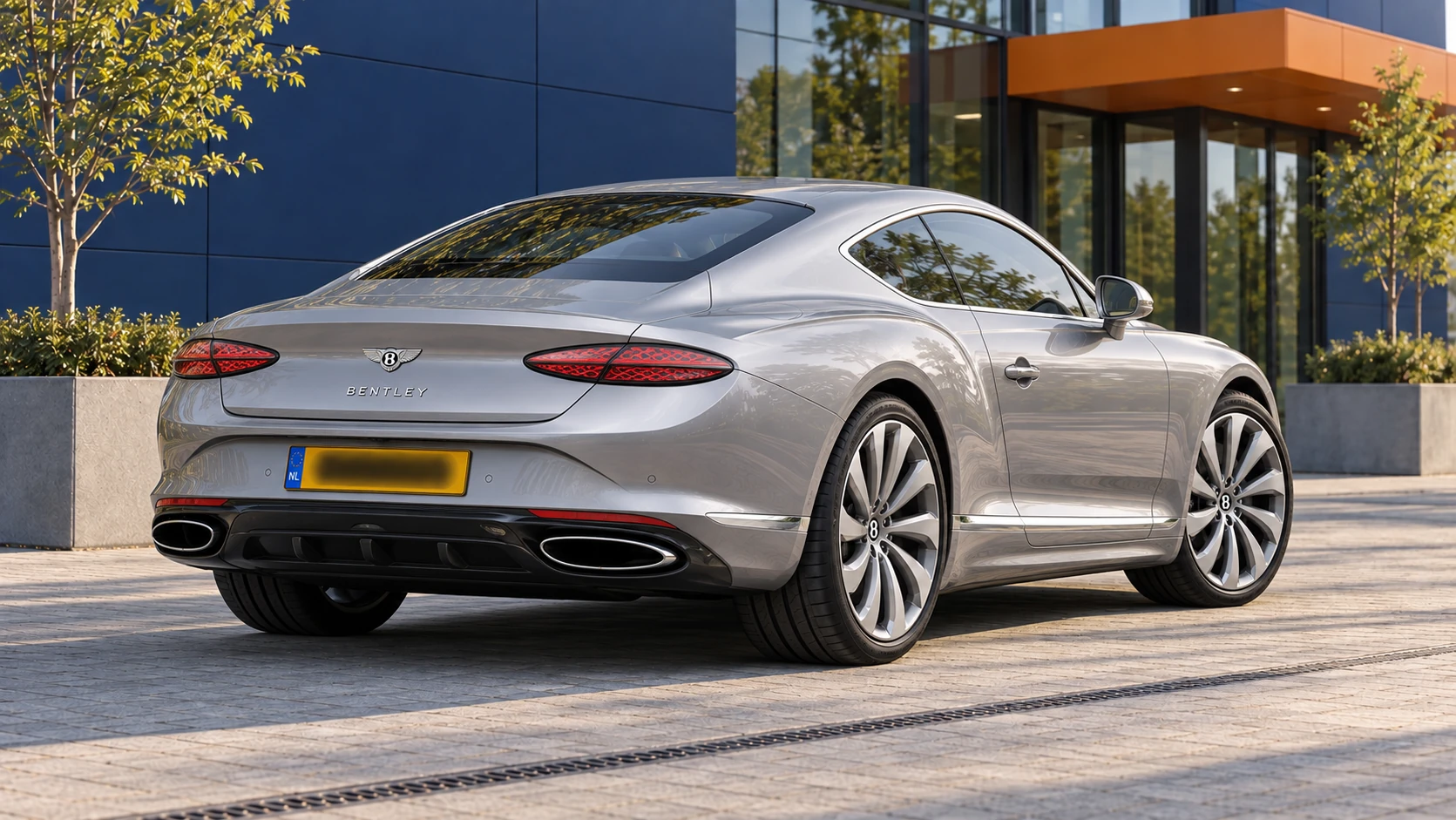 Zilvergrijze Bentley Continental GT Coupé van de vierde generatie, schuin van achteren