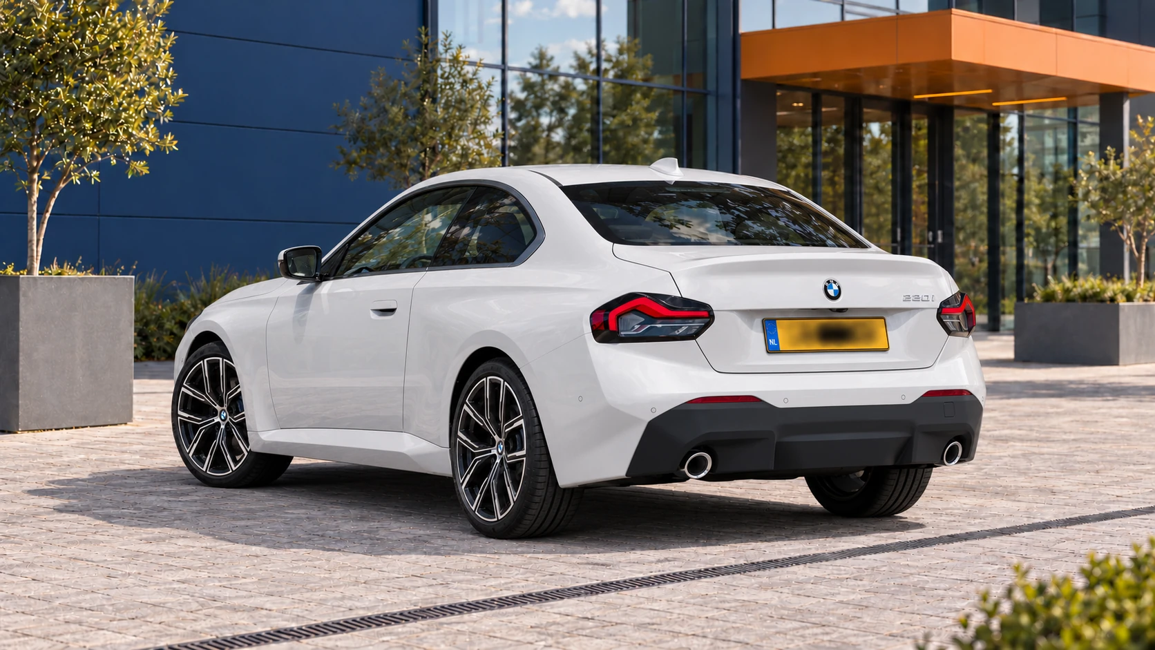 Witte BMW 220i Coup&eacute; van de G42-generatie van achteren met twee ronde uitlaatopeningen