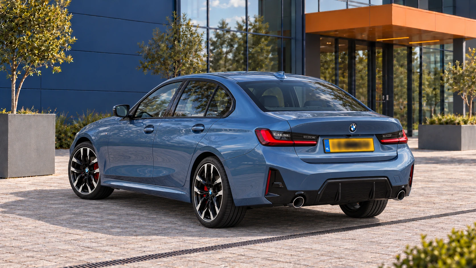 Achterzijde van een blauwe BMW 330i G20 Sedan met M Sport-pakket