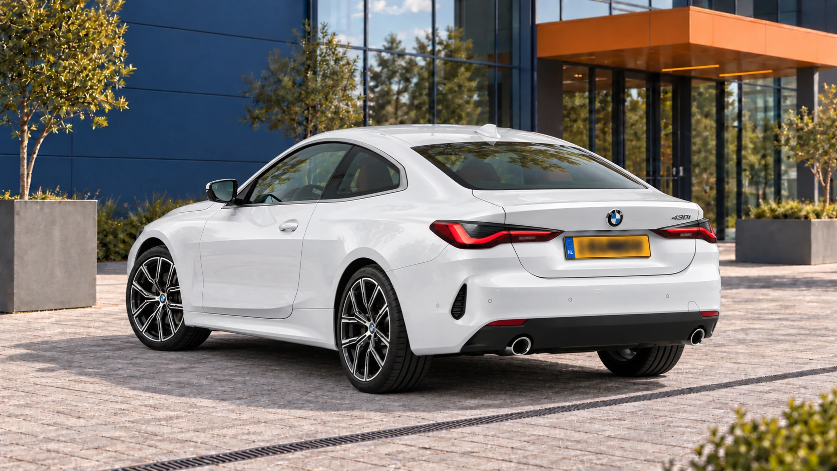 Achterzijde van een witte BMW 430i Coup&eacute; van de G22-generatie