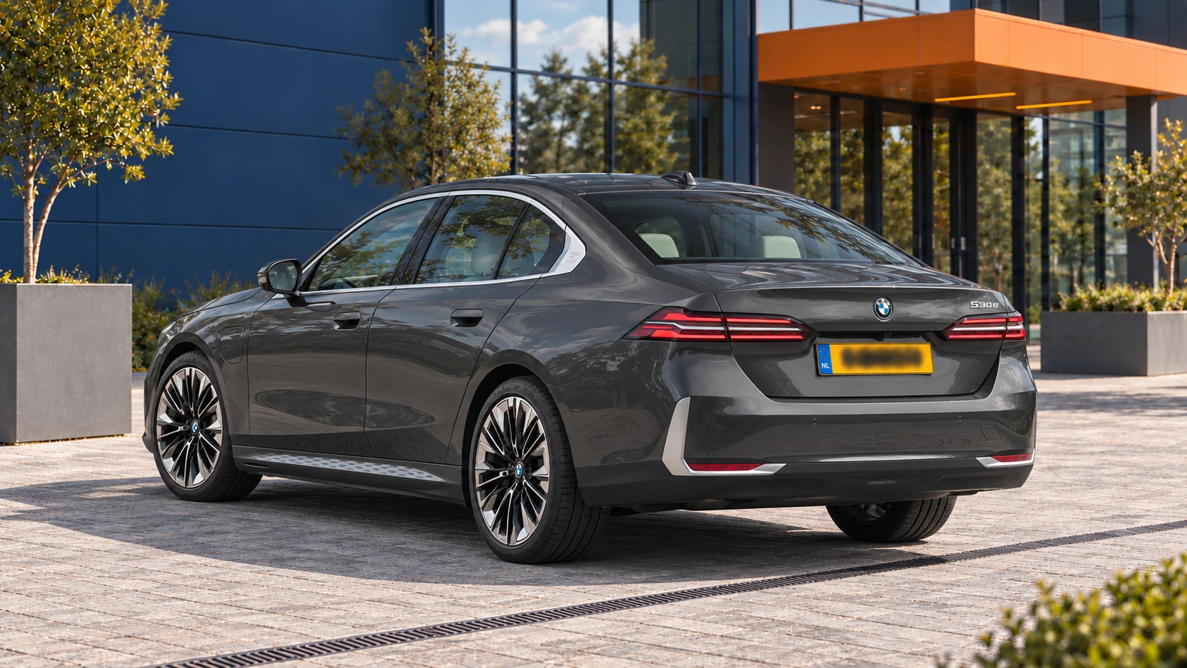 Achterzijde van een grijze BMW 530e Sedan van de G60-generatie