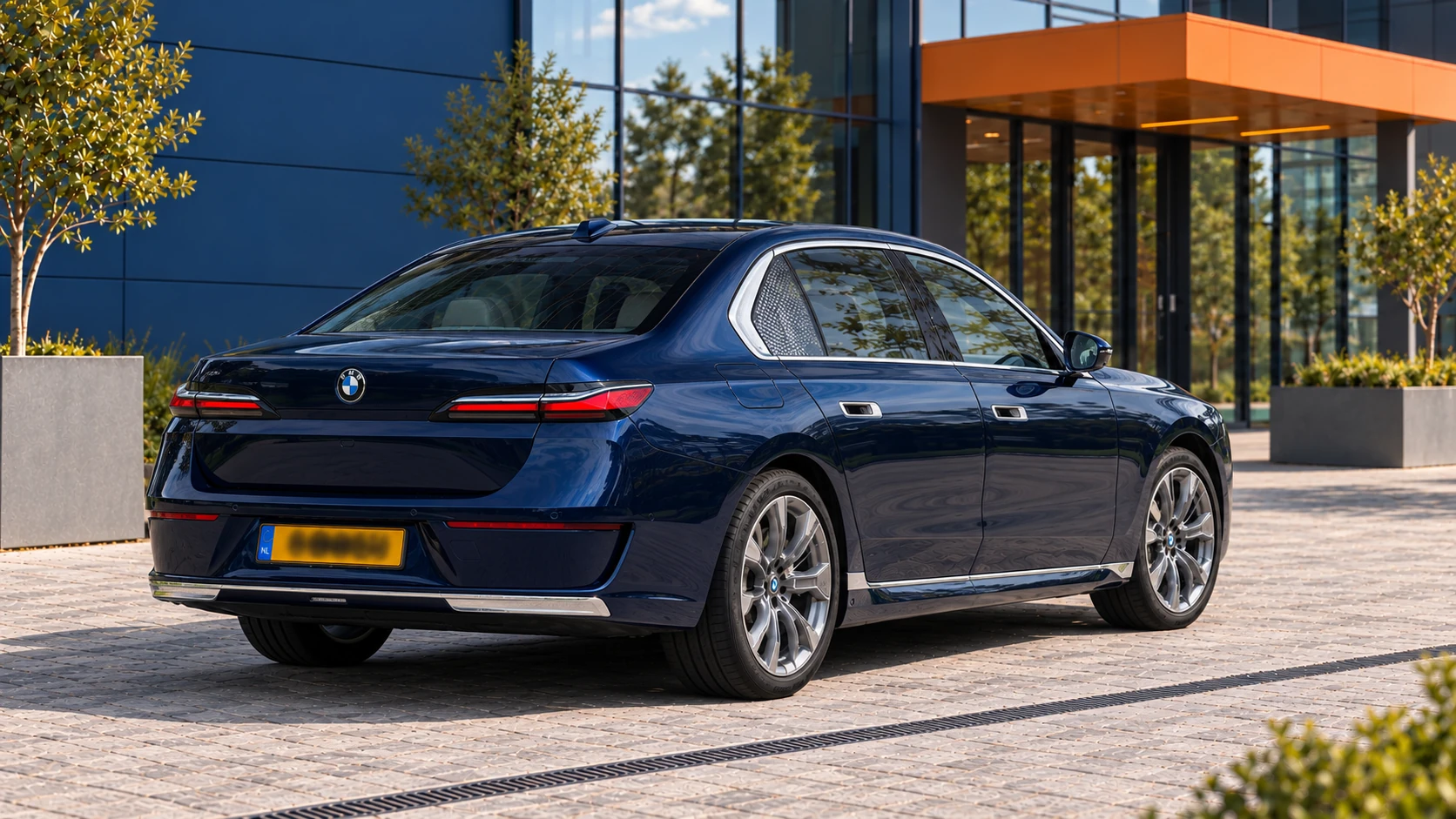 Achterzijde van een blauwe BMW 740d xDrive Sedan uit de G70-generatie v&oacute;&oacute;r de facelift