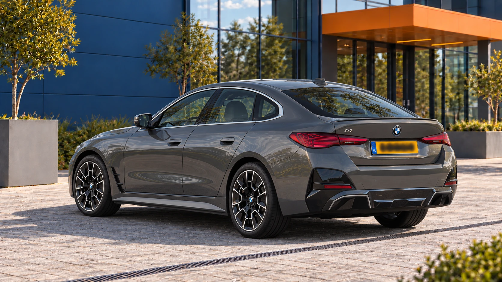 Achterzijde van een grijze BMW i4 eDrive40 Gran Coup&eacute; na de modelupdate van 2024