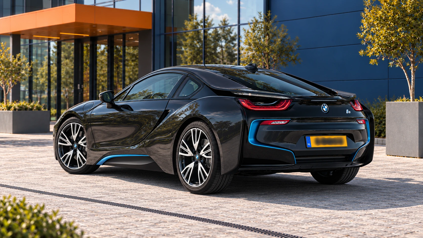 Achterzijde van een donkere oorspronkelijke BMW i8 Coup&eacute; met blauwe accenten