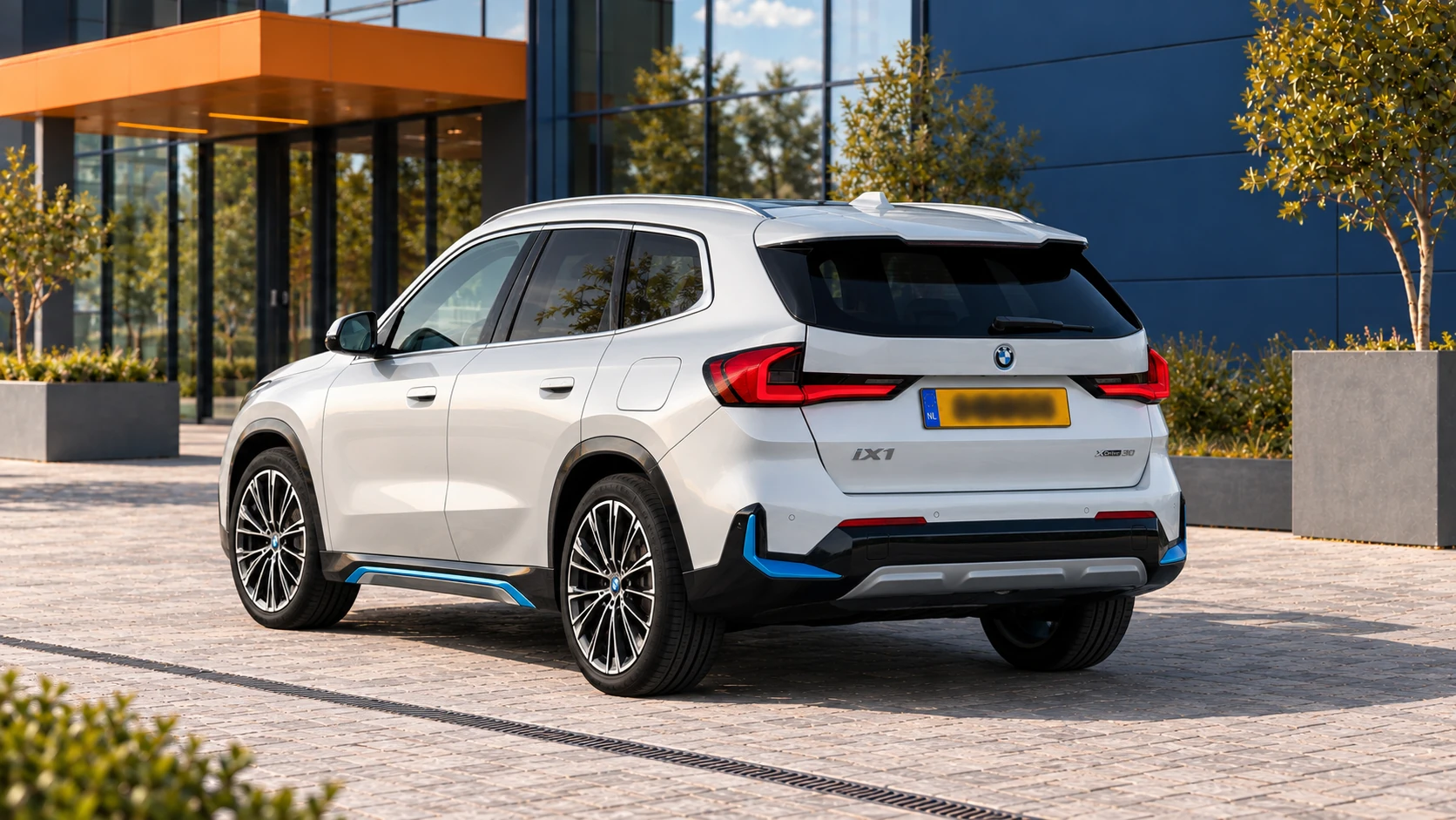Achterzijde van dezelfde witte BMW iX1 xDrive30