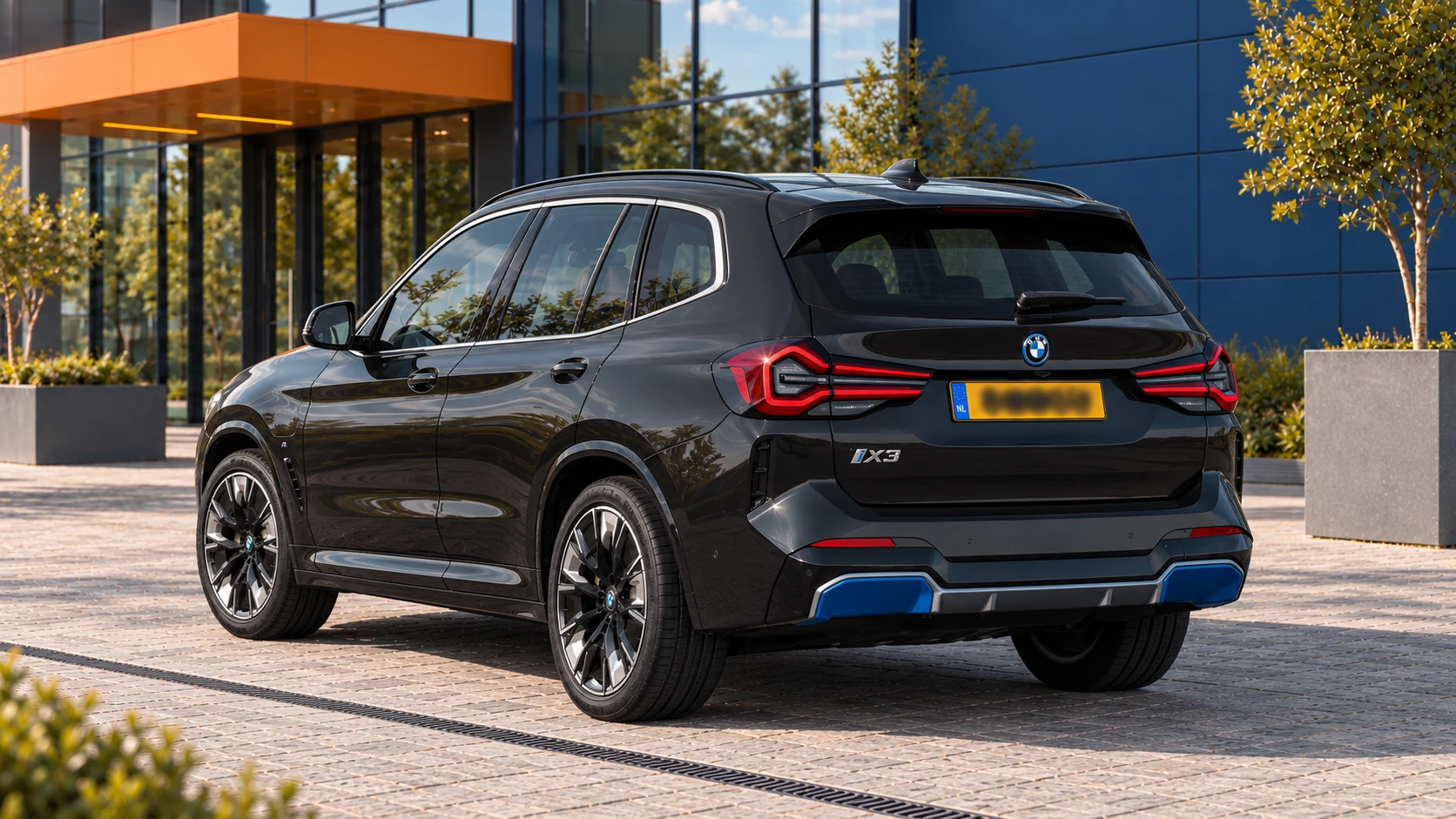 Achterzijde van dezelfde BMW iX3 met blauwe carrosserieaccenten
