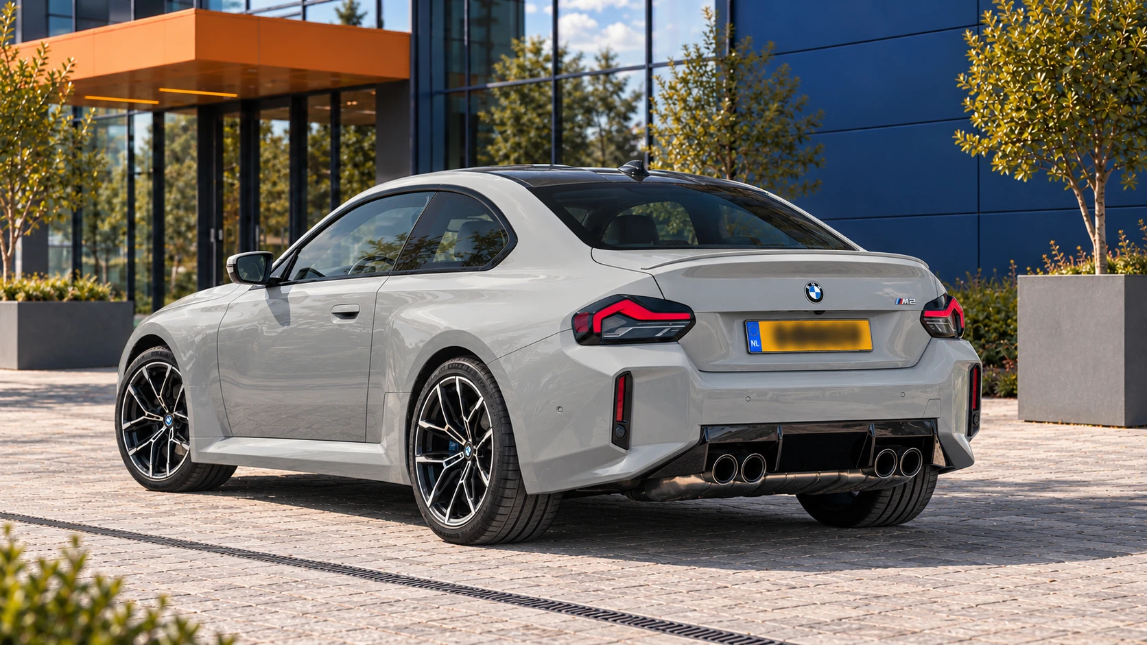 Achterzijde van dezelfde BMW M2 Coupé met vier uitlaatpijpen