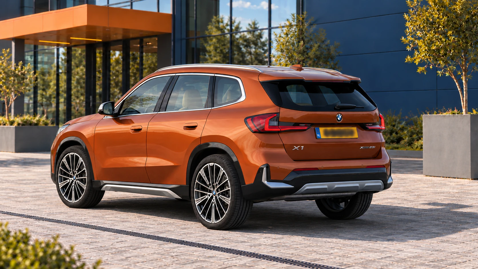 Achterzijde van dezelfde BMW X1 xDrive23i in Utah Orange
