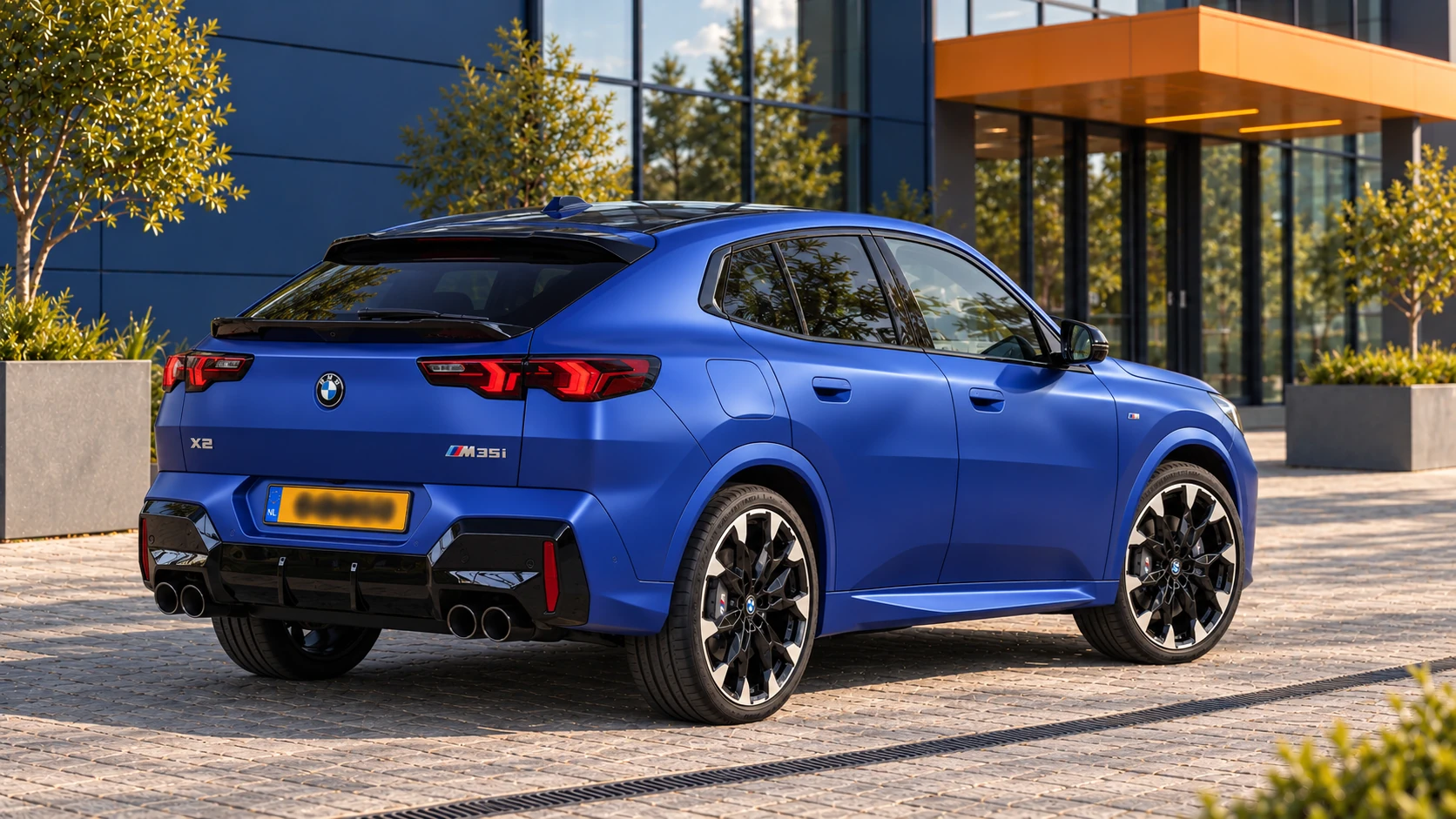 Achterzijde van dezelfde blauwe BMW X2 M35i xDrive met vier uitlaatpijpen