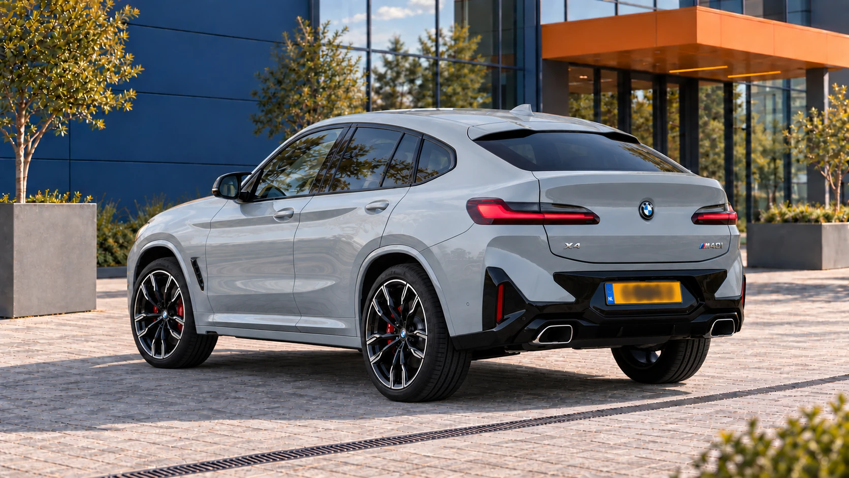 Achterzijde van dezelfde BMW X4 M40i met twee uitlaatsierstukken