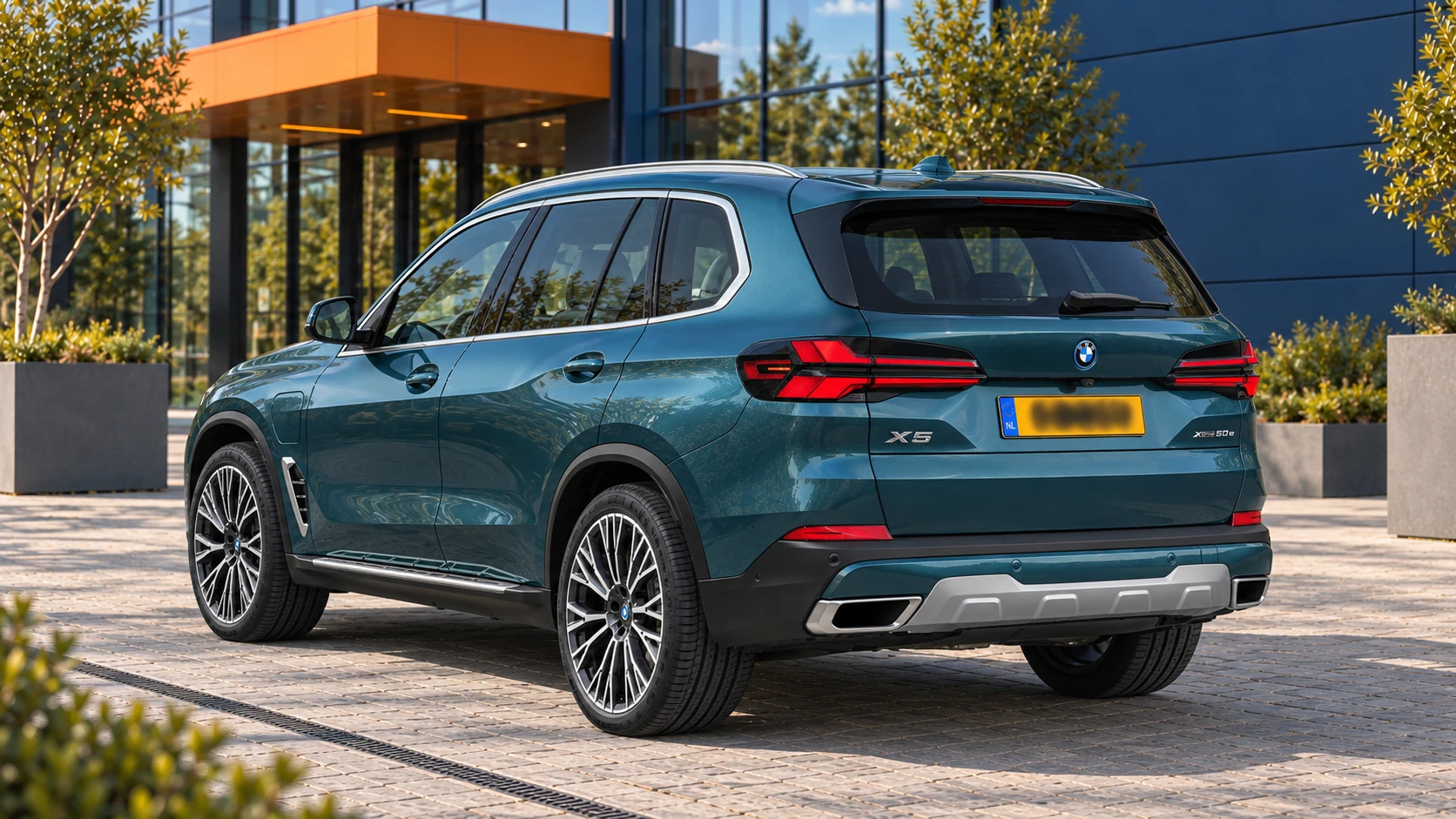 Achterzijde van dezelfde BMW X5 xDrive50e met xLine-details