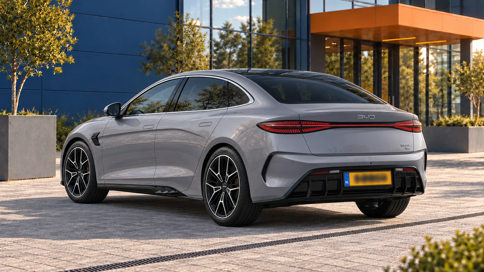 Achterzijde van dezelfde elektrische BYD Seal Excellence AWD met doorlopende lichtband