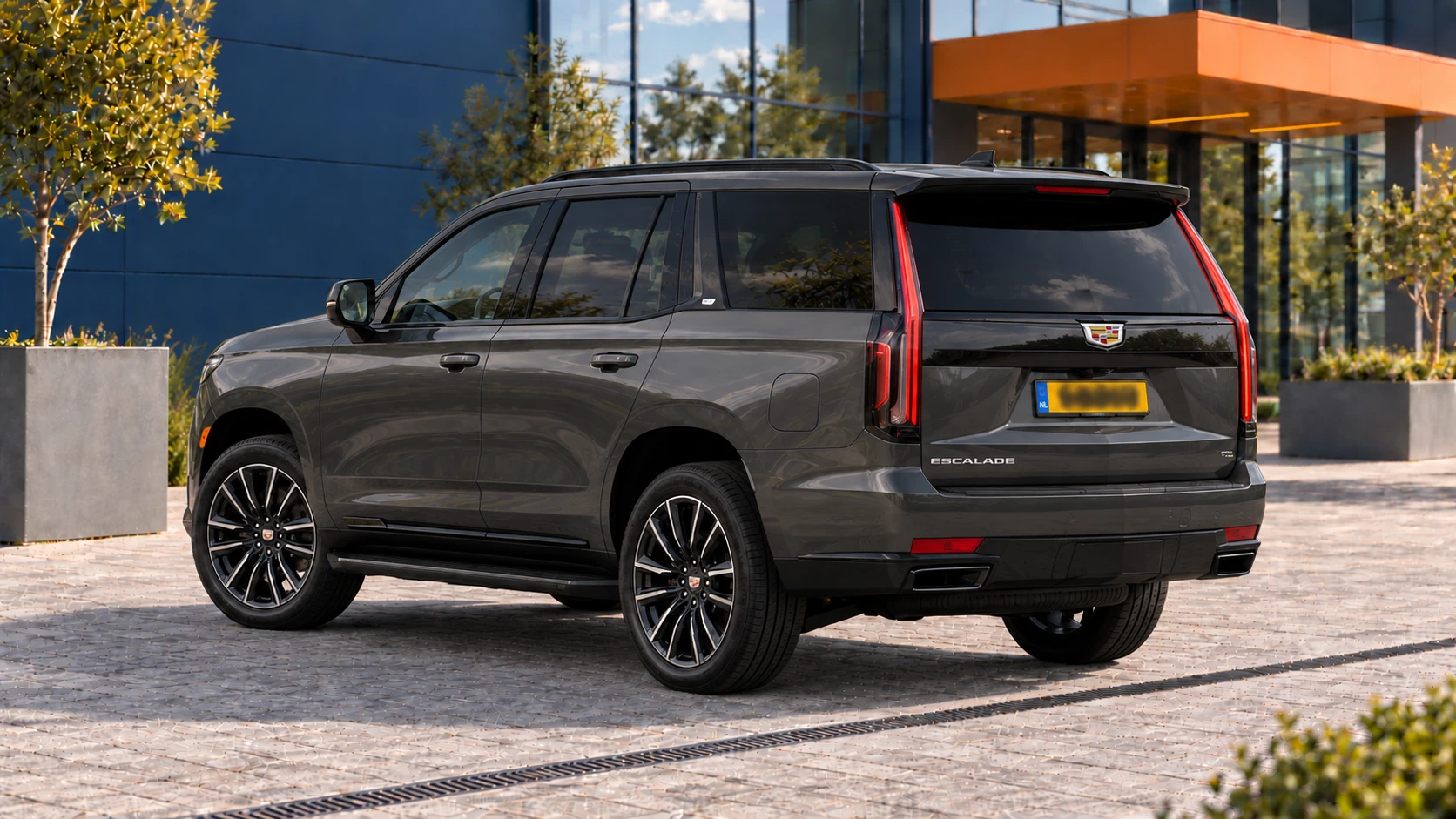 Achterzijde van dezelfde Cadillac Escalade Sport met verticale achterlichten