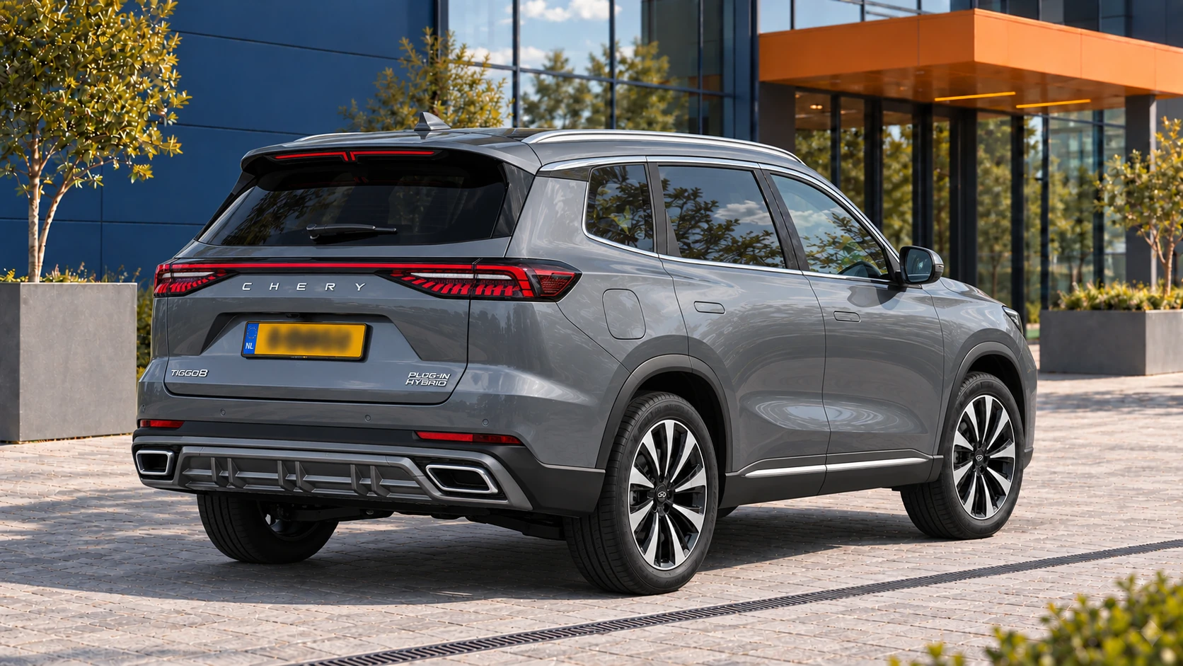 Achterzijde van dezelfde grijze Chery Tiggo 8 Plug-in Hybrid