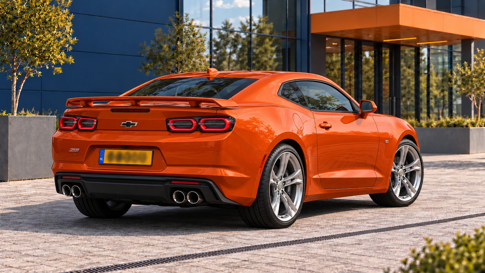 Achterzijde van dezelfde oranje Chevrolet Camaro 2SS Coup&eacute;