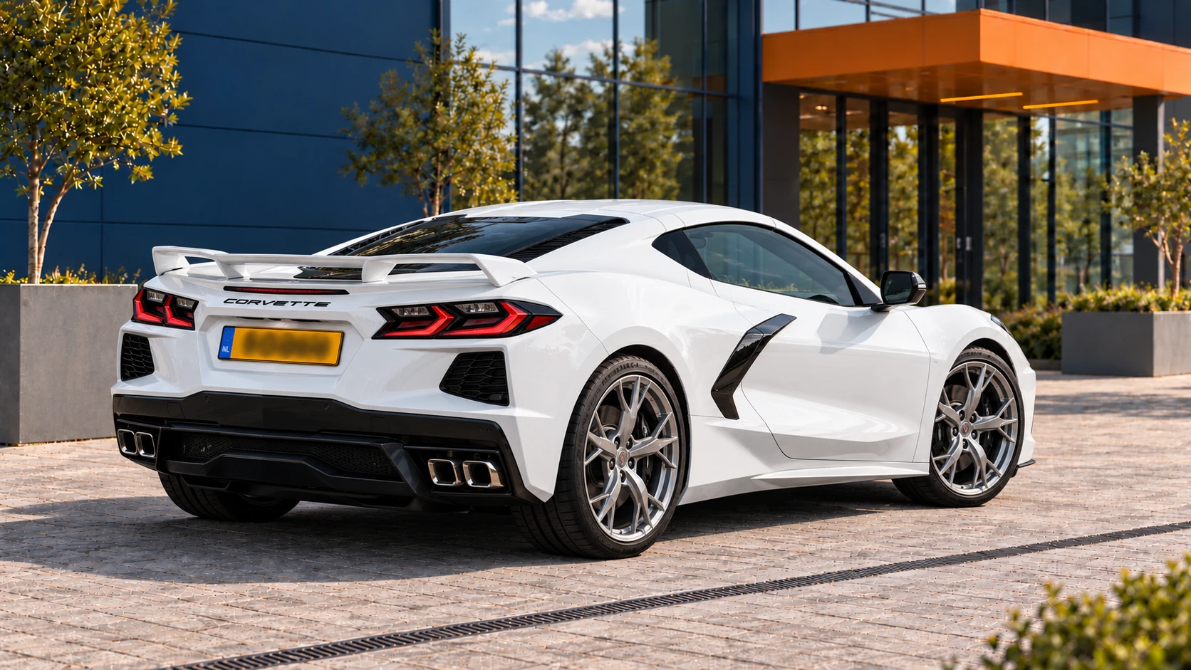 Achterzijde van dezelfde witte Chevrolet Corvette Stingray Coupé