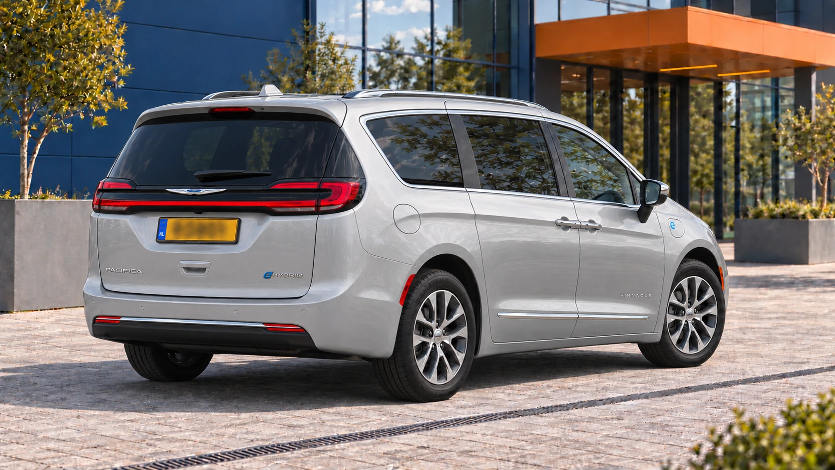Achterzijde van dezelfde zilveren Chrysler Pacifica Plug-in Hybrid Pinnacle