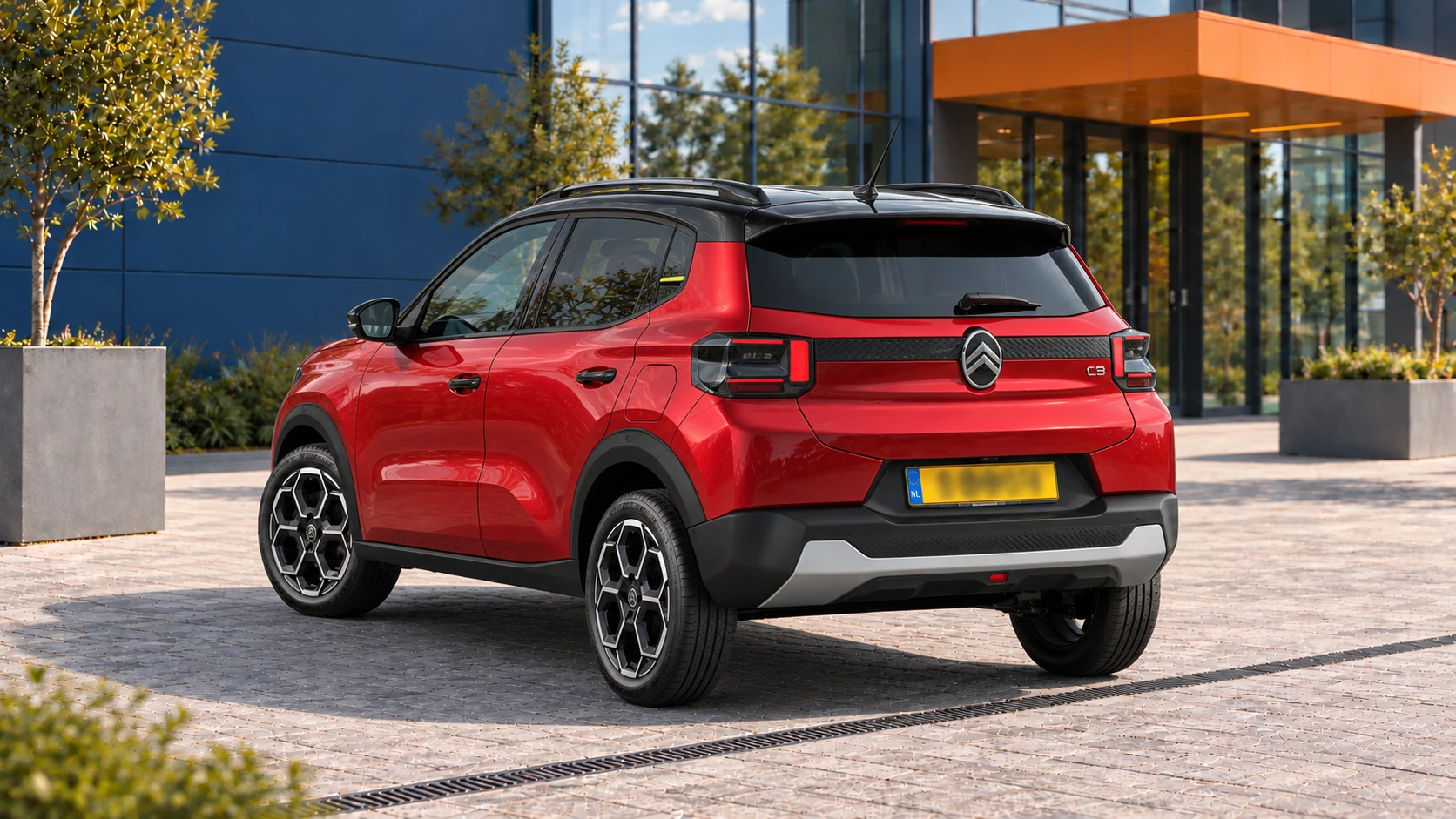 Achterzijde van dezelfde rode Citro&euml;n C3 met zwart dak