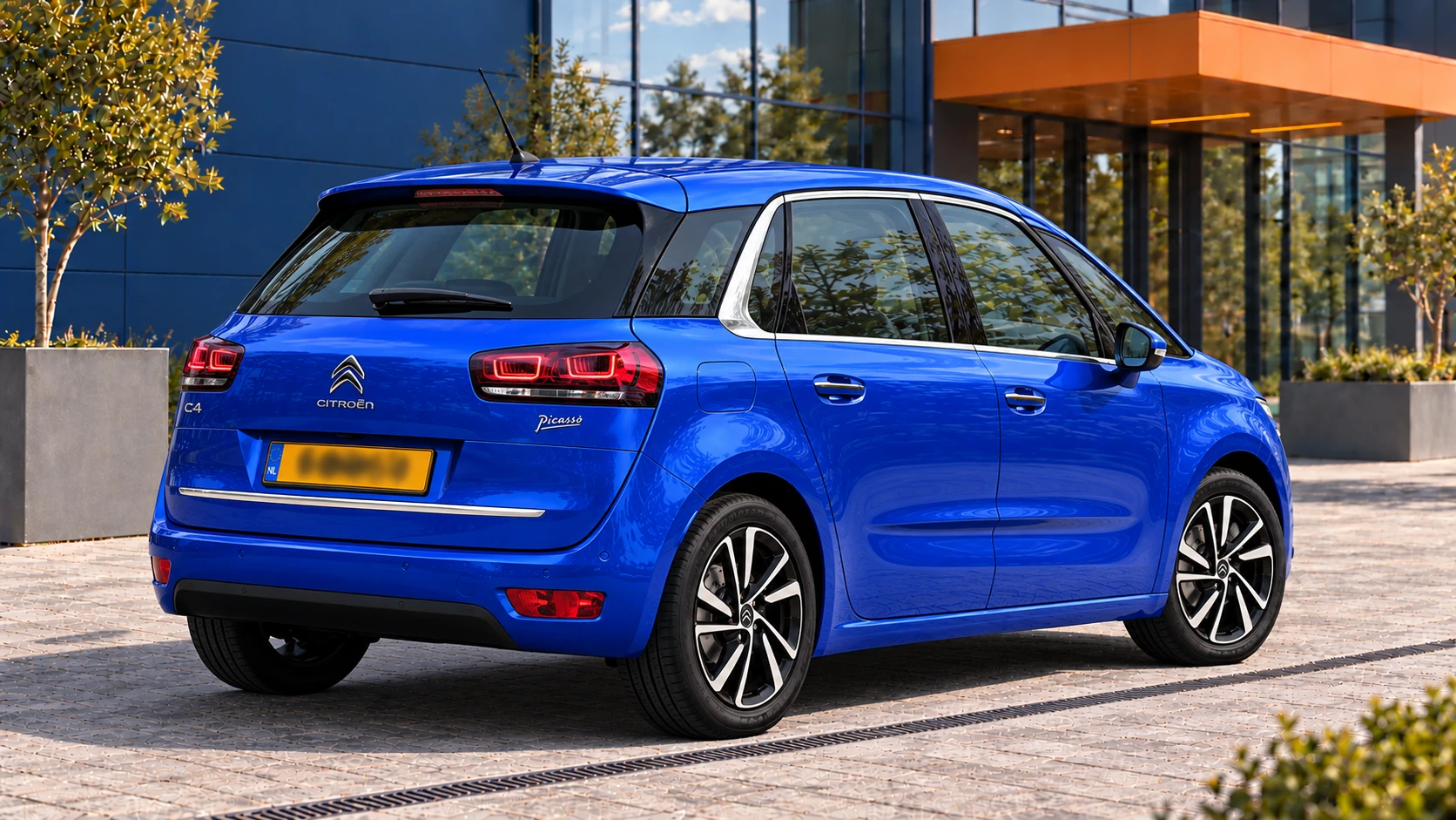 Achterzijde van dezelfde blauwe Citroën C4 Picasso vijfzitter