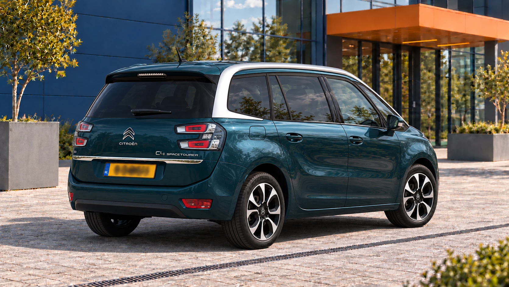 Achterzijde van dezelfde blauwgroene Citro&euml;n Grand C4 SpaceTourer