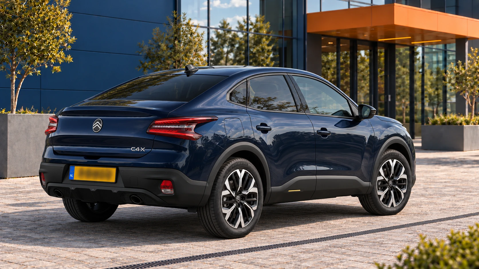 Achterzijde van dezelfde donkerblauwe Citro&euml;n C4 X sedan