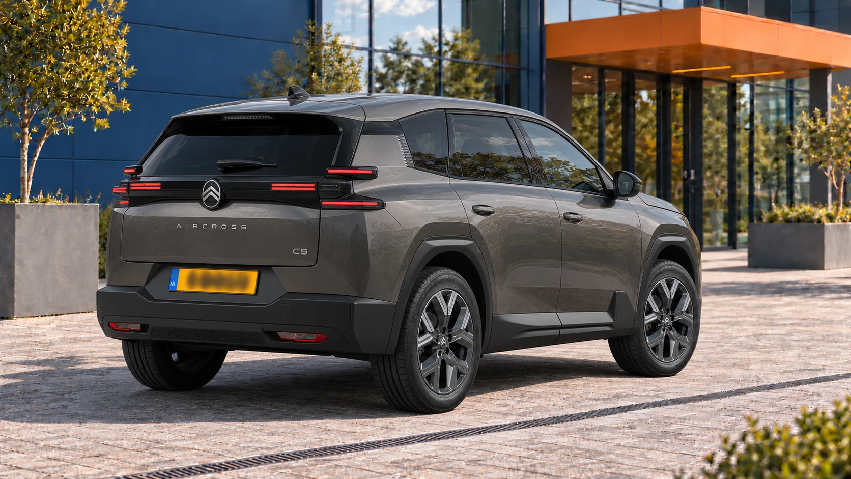 Achterzijde van dezelfde grijze Citro&euml;n C5 Aircross