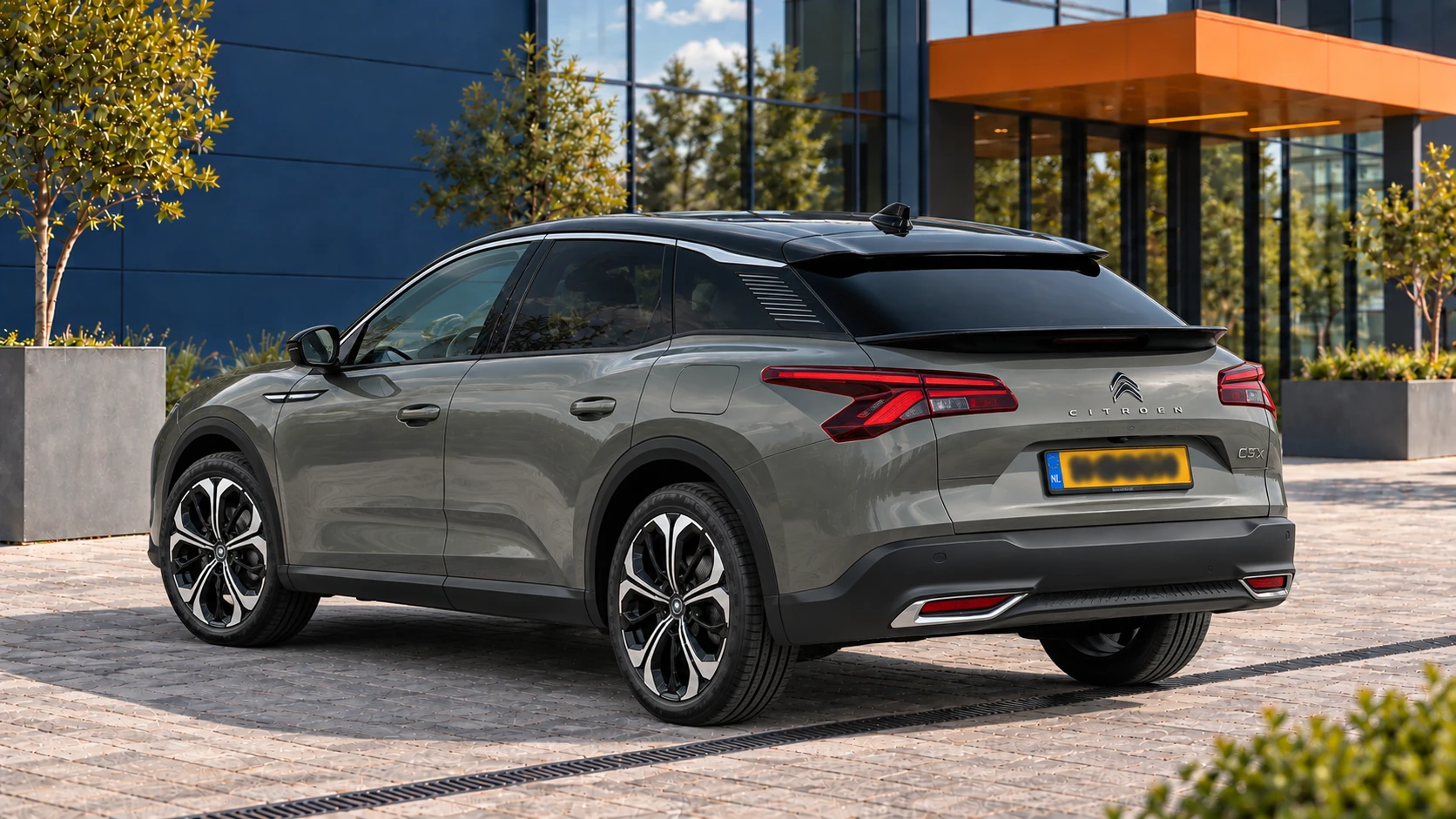 Achterzijde van dezelfde grijze Citro&euml;n C5 X