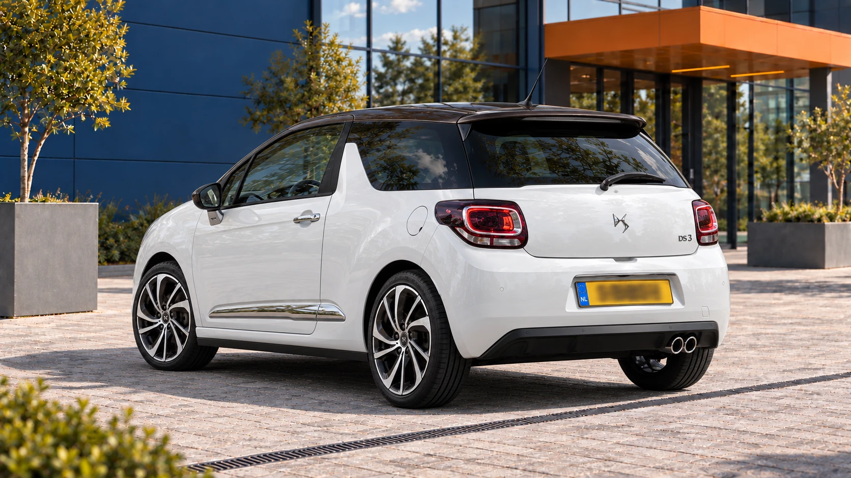 Achterzijde van dezelfde witte DS3 hatchback