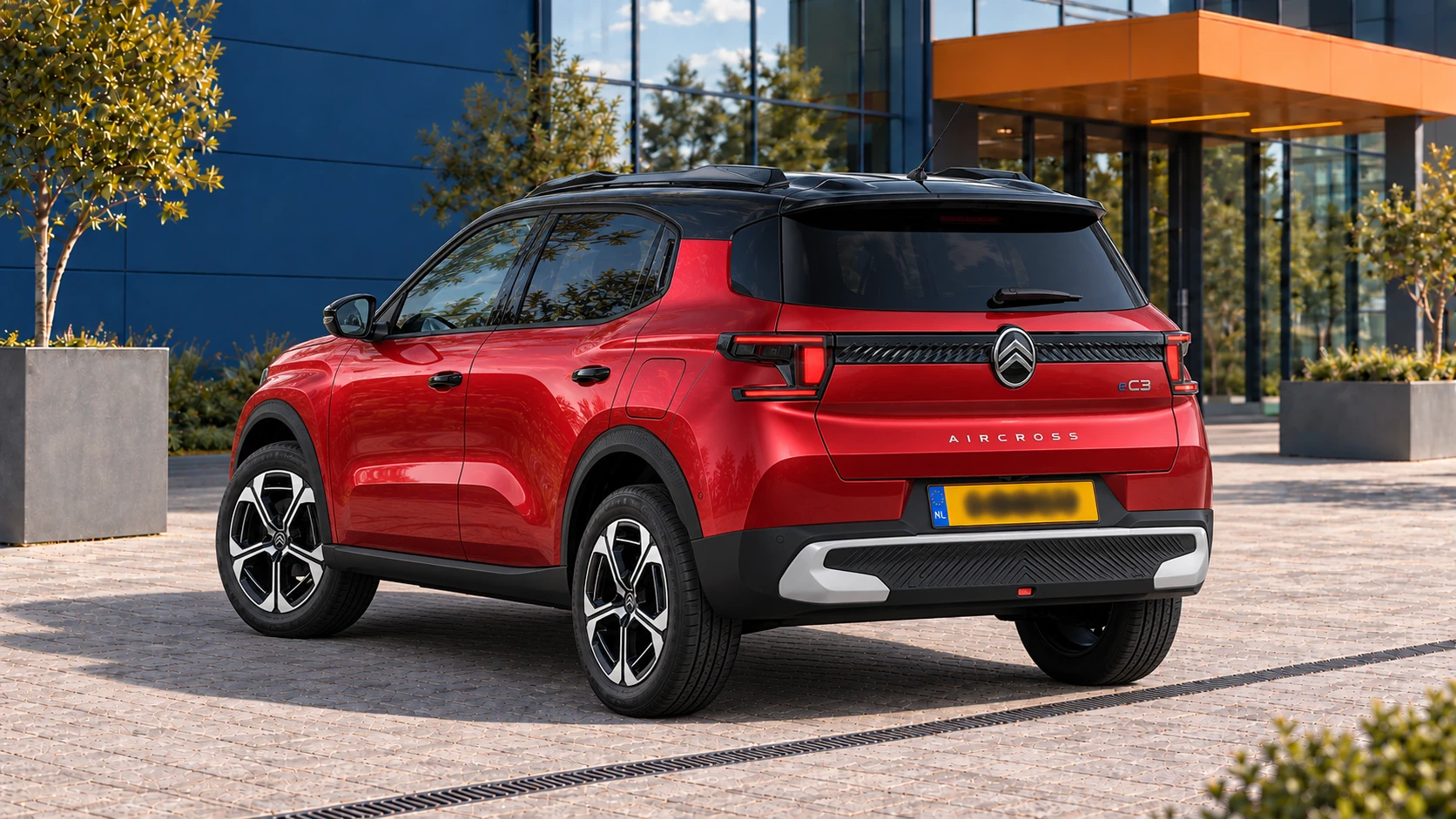 Achterzijde van dezelfde rode Citro&euml;n &euml;-C3 Aircross