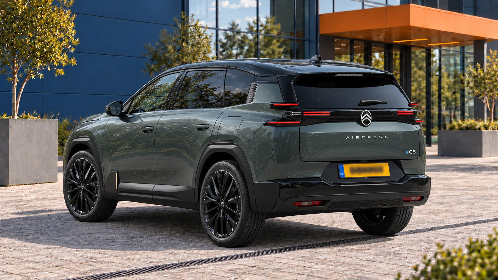 Achterzijde van dezelfde groene Citro&euml;n &euml;-C5 Aircross