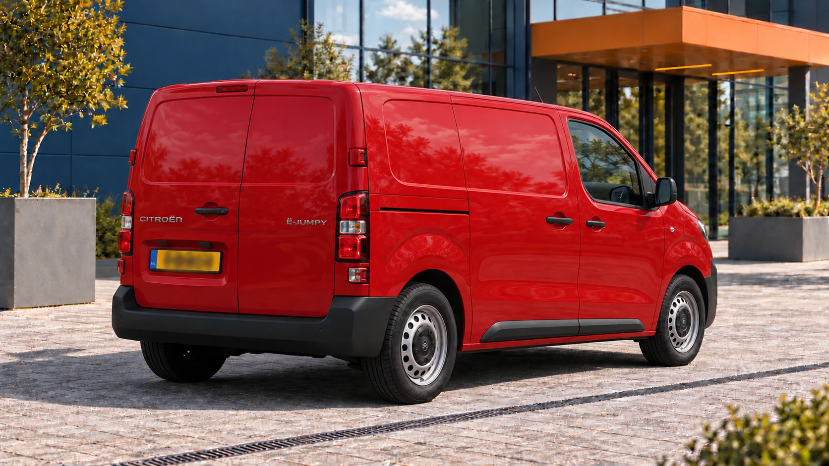 Achterzijde van dezelfde rode Citro&euml;n &euml;-Jumpy met dubbele achterdeuren