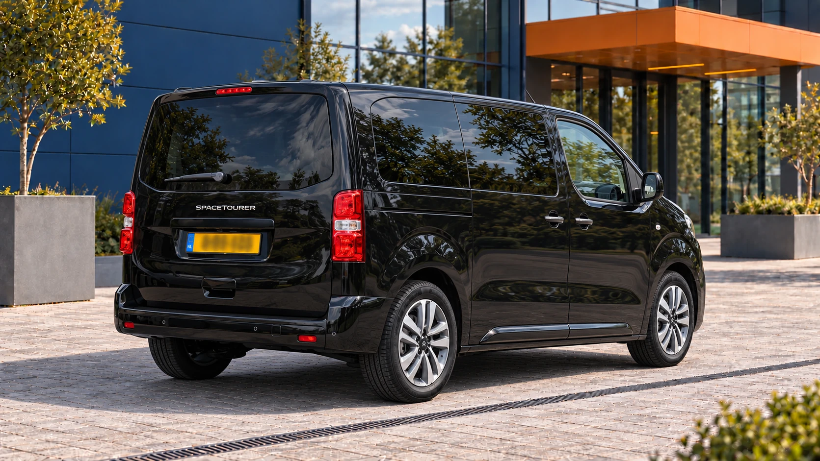Achterzijde van dezelfde zwarte Citro&euml;n &euml;-SpaceTourer met opklapbare achterklep