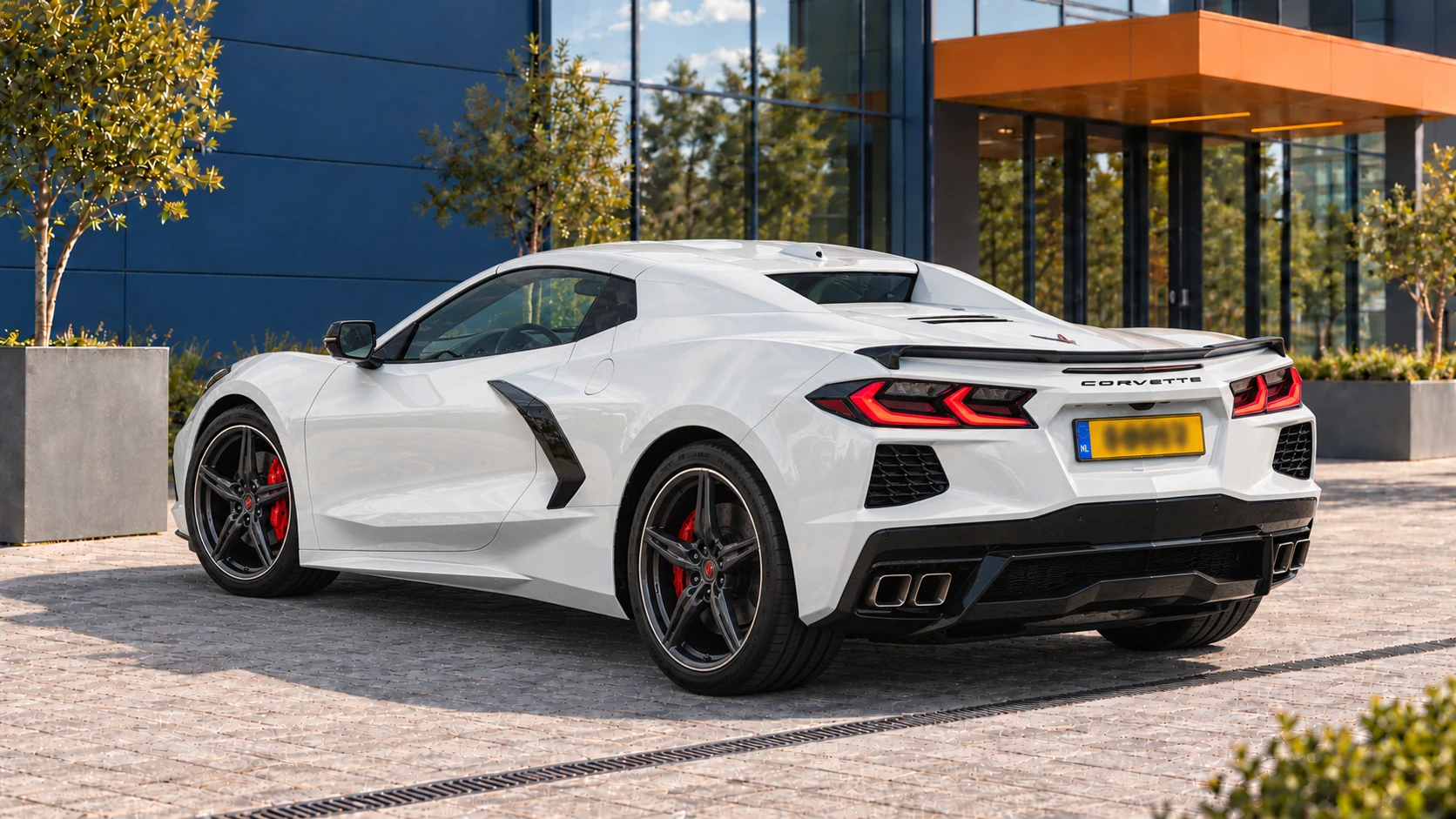 Achterzijde van dezelfde witte Corvette C8 Stingray Convertible