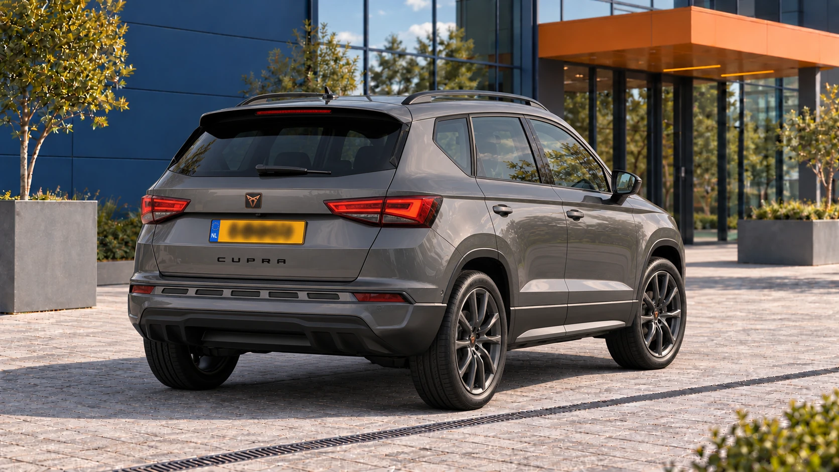 Achterzijde van dezelfde grijze CUPRA Ateca
