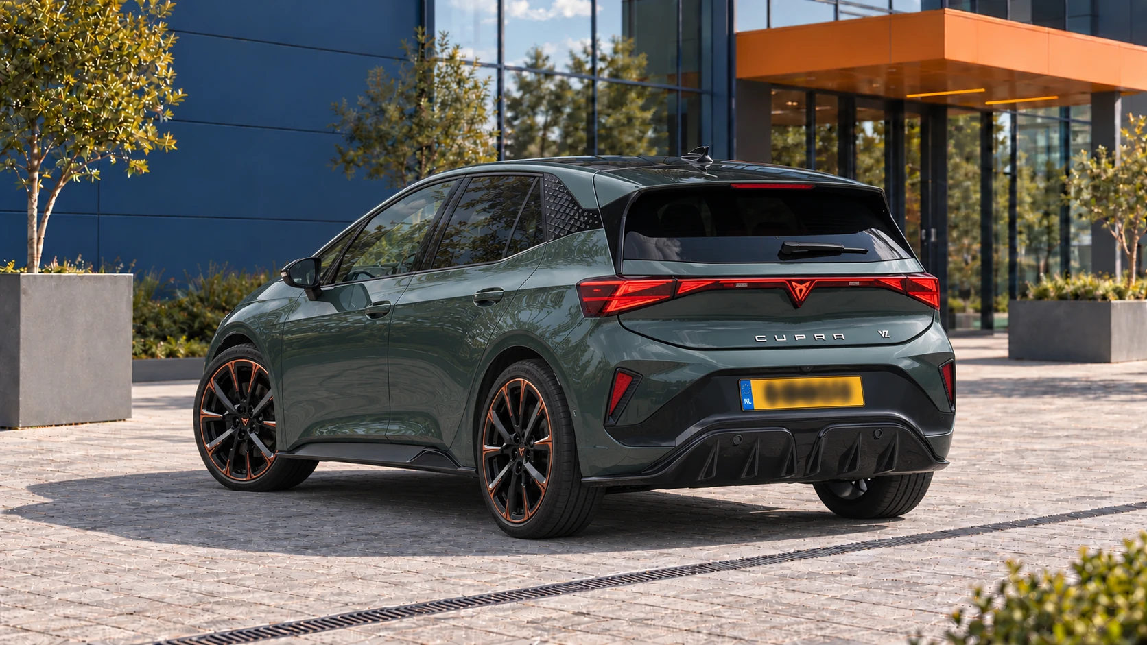 Achterzijde van dezelfde groene CUPRA Born VZ