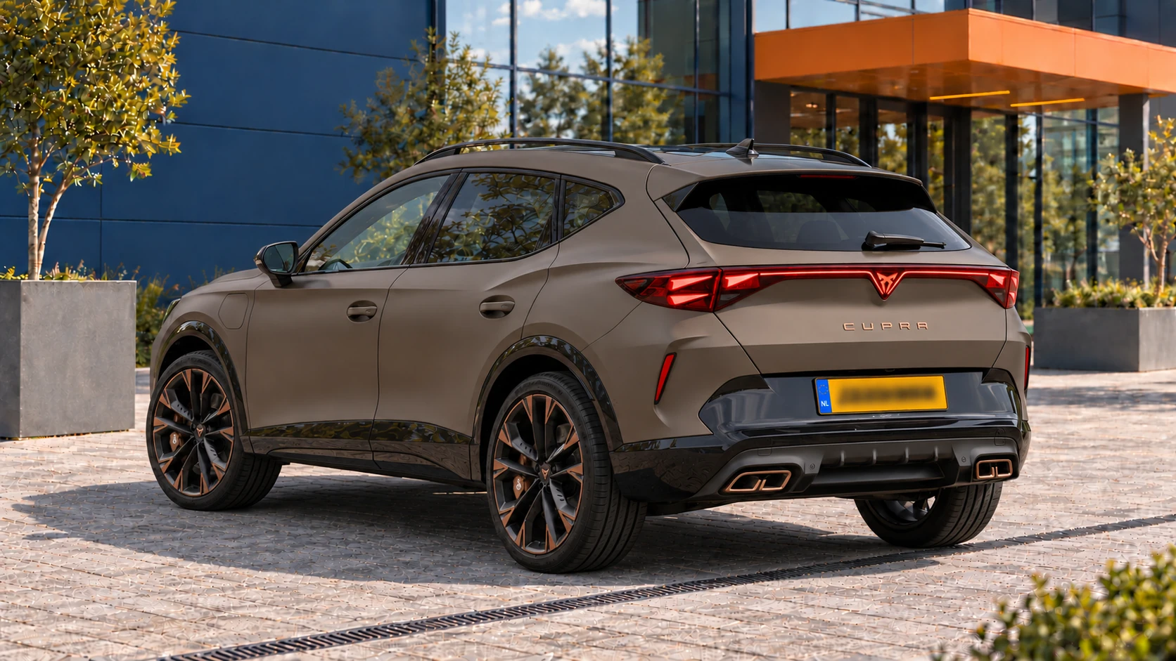 Achterzijde van dezelfde bronzen CUPRA Formentor e-Hybrid