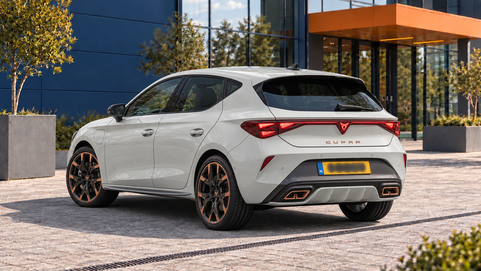Achterzijde van dezelfde lichtgrijze CUPRA Leon e-Hybrid