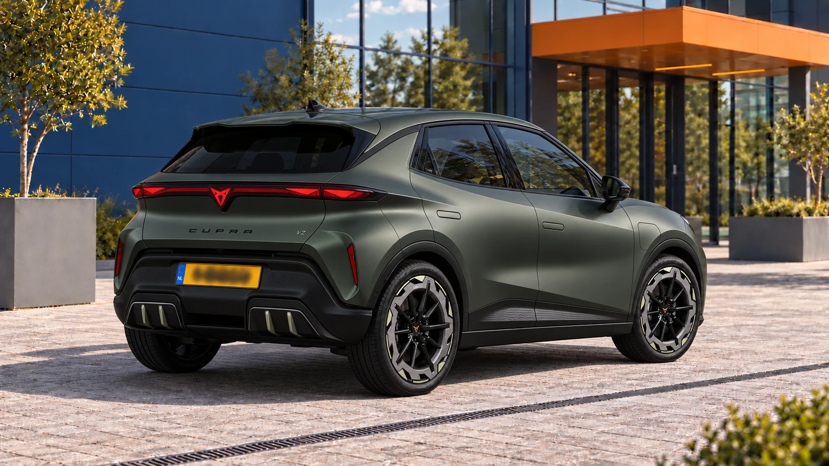 Achterzijde van dezelfde matte grijsgroene CUPRA Raval