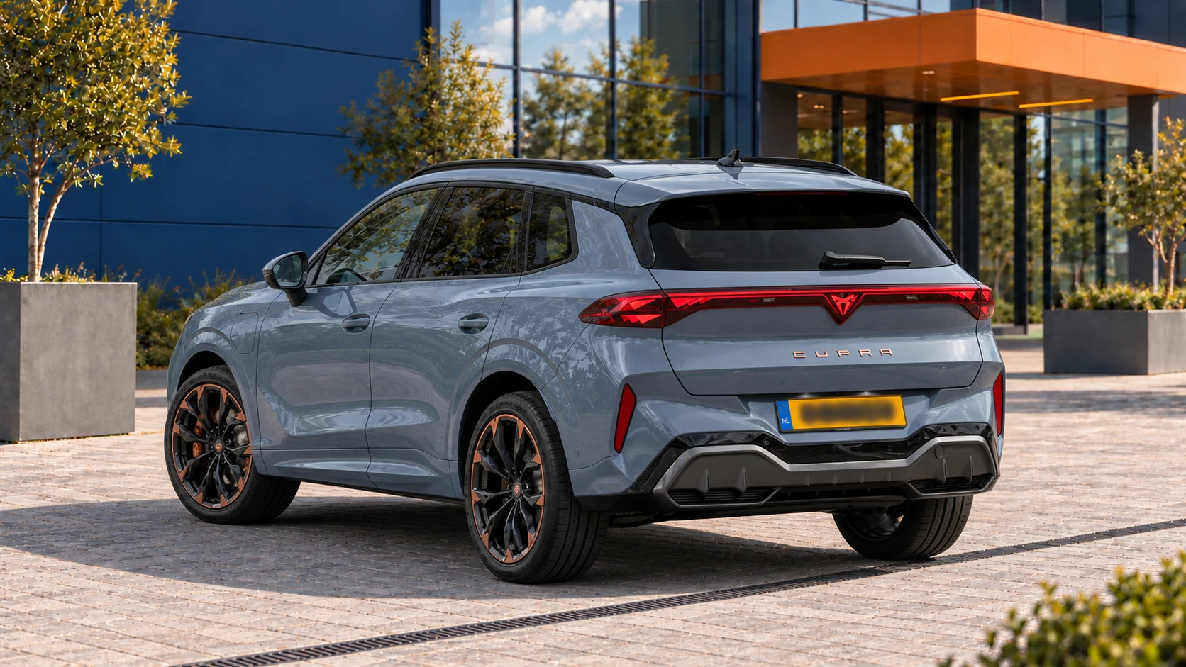 Achterzijde van dezelfde grijsblauwe CUPRA Terramar