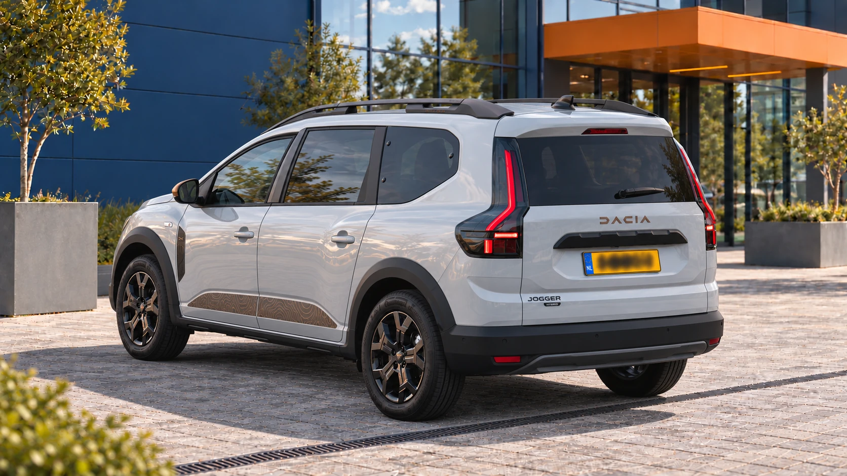 Achterzijde van dezelfde lichtgrijze Dacia Jogger