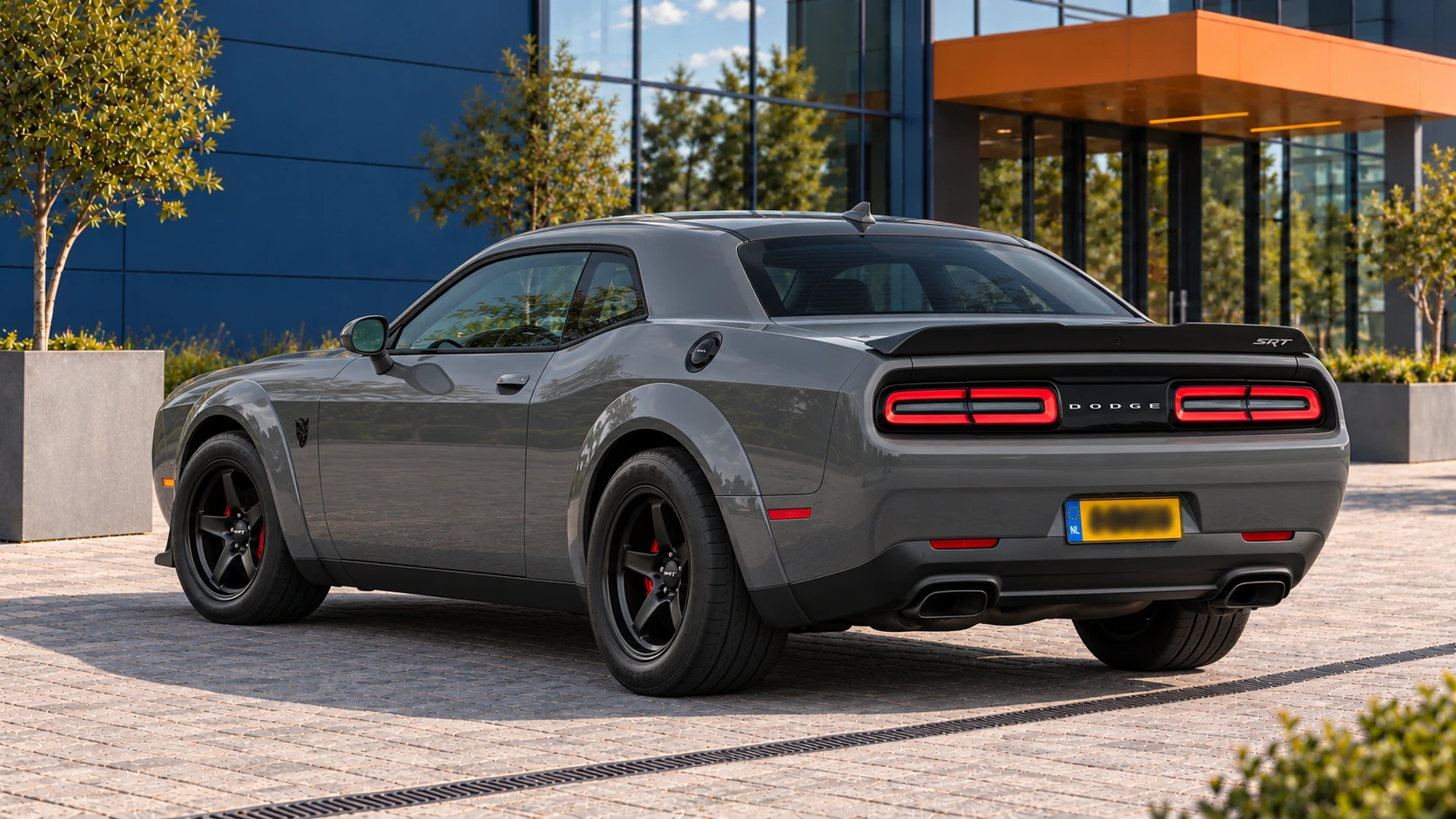 Achterzijde van dezelfde grijze Dodge Challenger SRT Demon