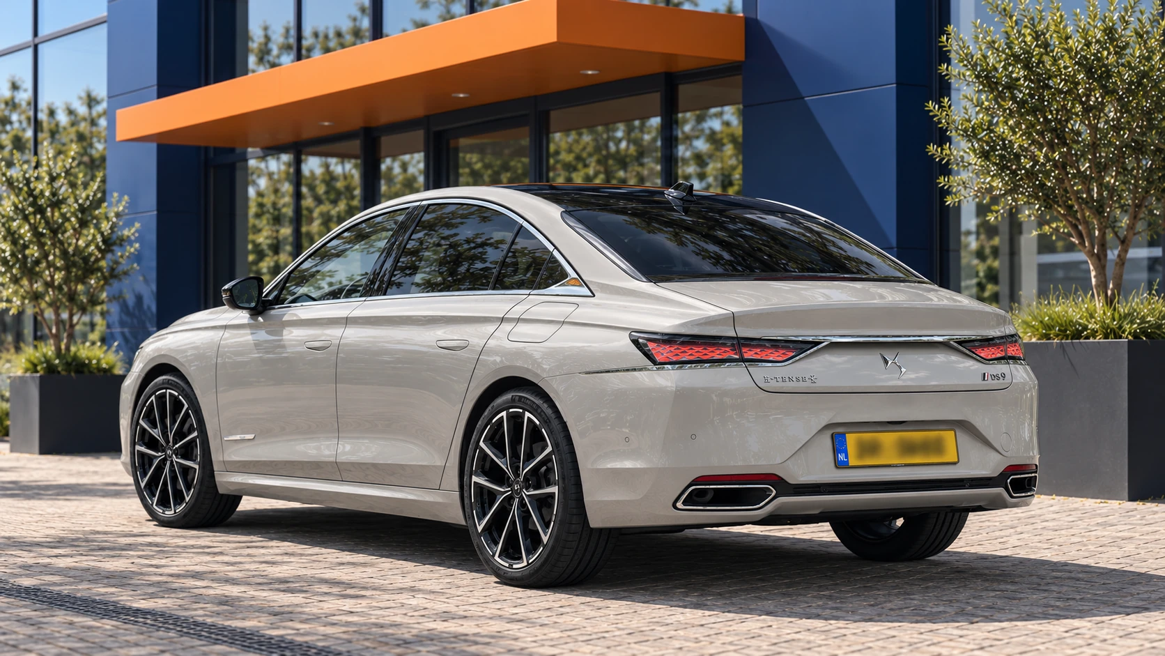 Achterzijde van dezelfde lichtgrijze DS 9 sedan