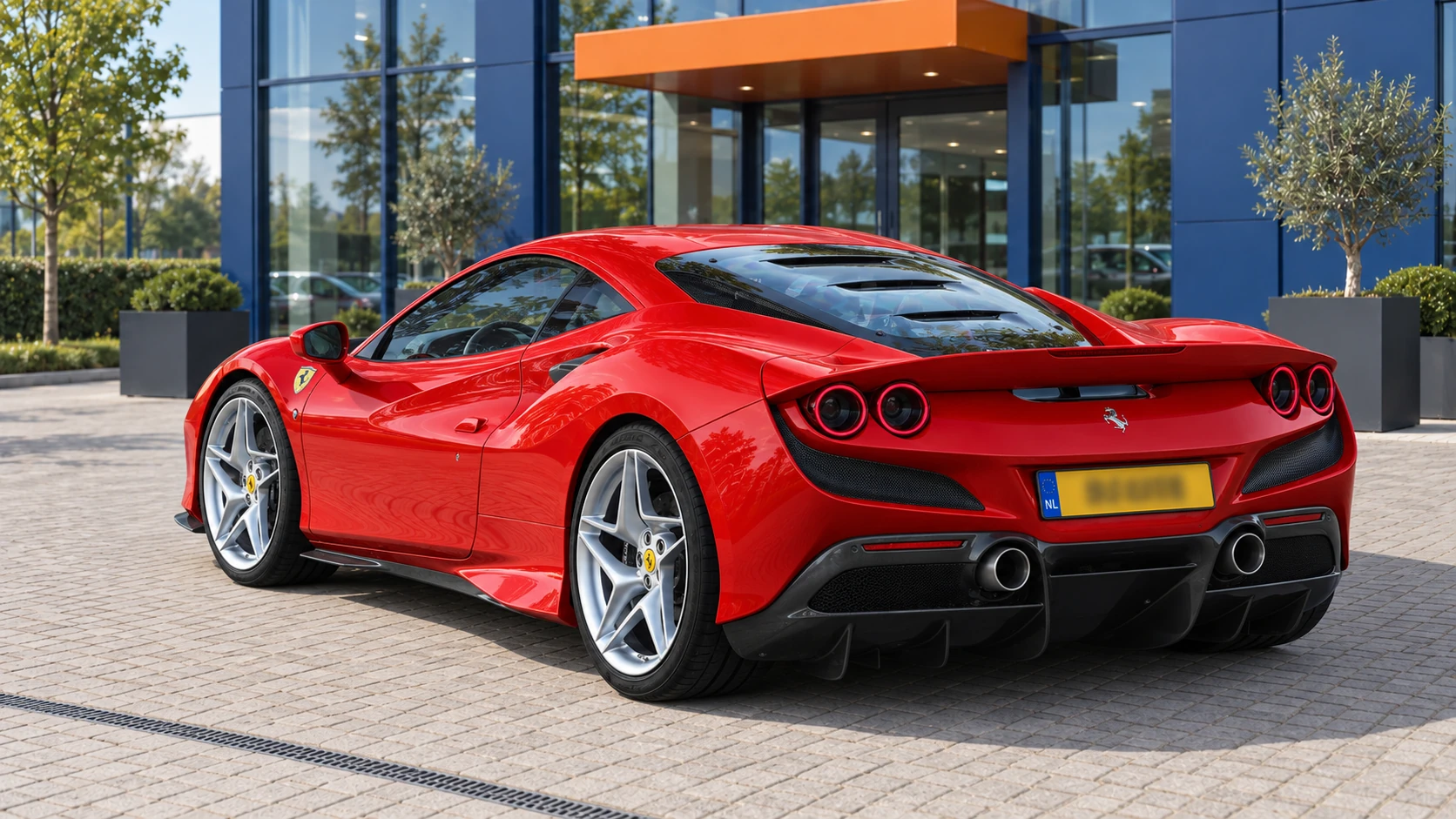 Achterzijde van dezelfde rode Ferrari F8 Tributo Coup&eacute;