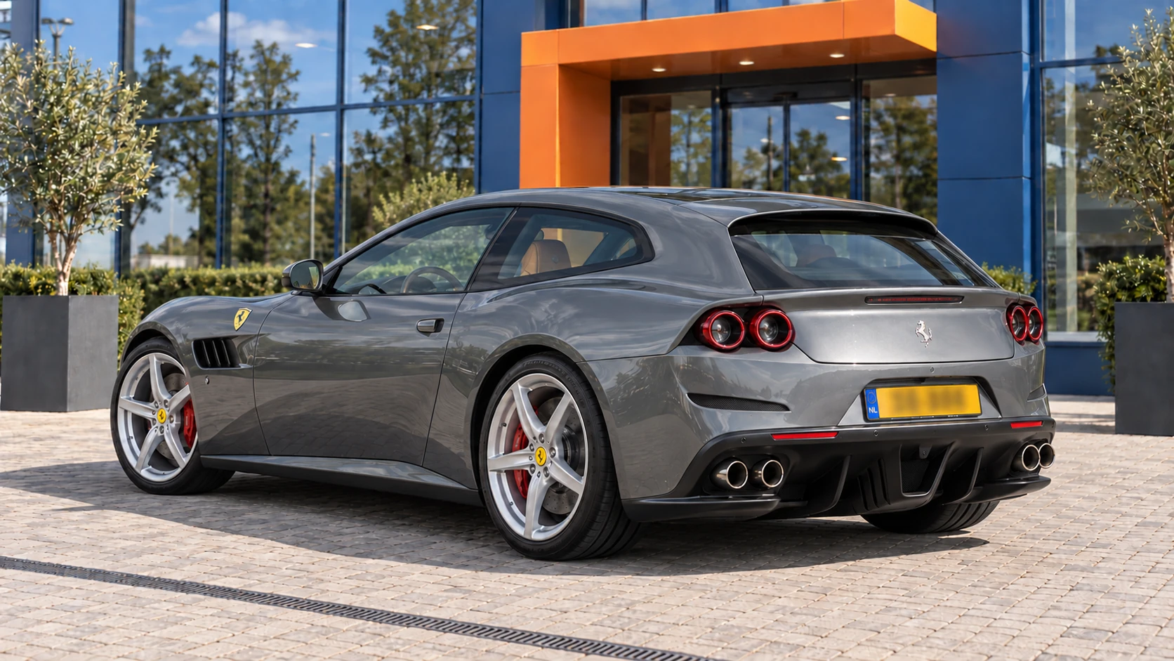 Achterzijde van dezelfde grijze Ferrari GTC4Lusso
