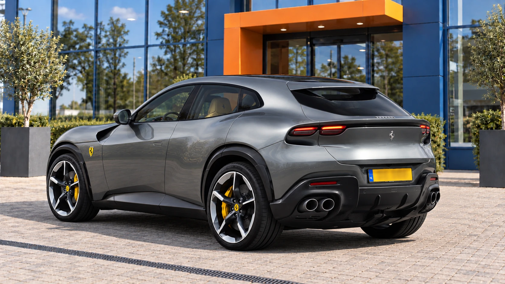 Achterzijde van dezelfde grijze Ferrari Purosangue
