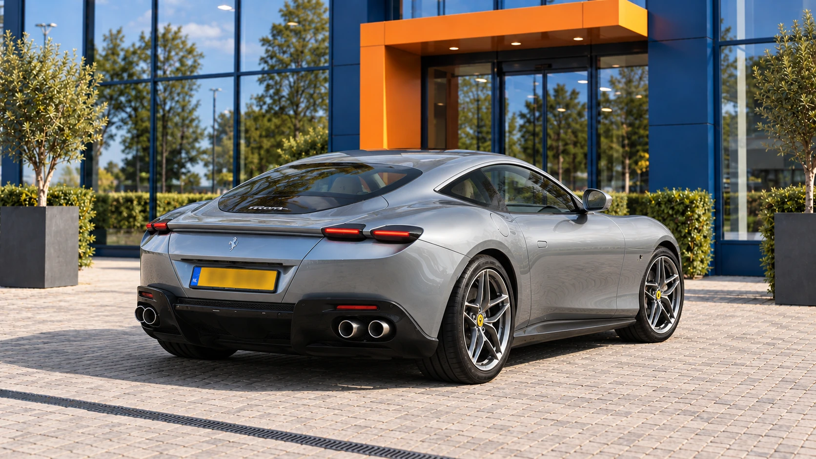 Achterzijde van dezelfde zilvergrijze Ferrari Roma Coup&eacute;